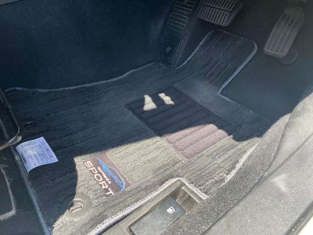 運転席フロアマットは使用感ありますが、目立ったほつれなどはありません！