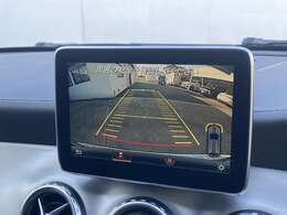 後退時に車両後方の映像が、モニター上に映し出され、障害物との距離を音と、ビジュアル表示で知らせてくれ、車庫入れが苦手な方でも安心して駐車することができます。