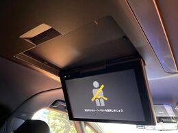 【フリップダウンモニター】大画面モニターで後席でもエンタメをお楽しみいただけます。小さなお子様にも大人気の装備です♪