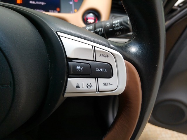 多彩な安心・快適機能を搭載した先進の安全運転支援システムのHonda　SENSINGを搭載しております。