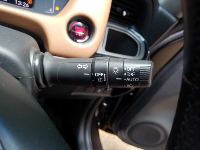 オートヘッドライト標準装備です。車外の明るさに応じて自動的にヘッドライトの点灯・消灯をしてくれます。トンネルの出入り口などで活躍してくれます。
