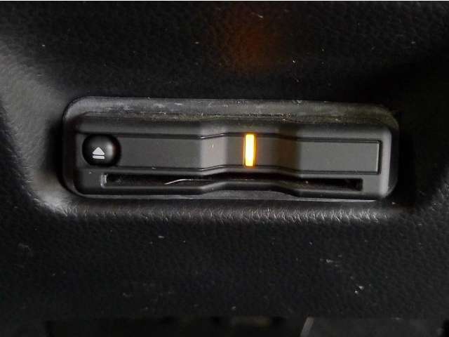 有料道路をキャッシュレスで通行できるETC車載器付きです。運転席足元に設置されています。ETCセットアップ費用は含まれておりません。別途必要となります。
