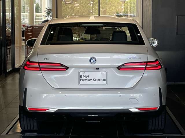 BMW正規認定中古車はもちろん全国各地のBMW正規ディーラーにて点検修理、保証対応が可能です。遠方のお客様やご転勤の多い方にも、安心してお乗り頂けます。