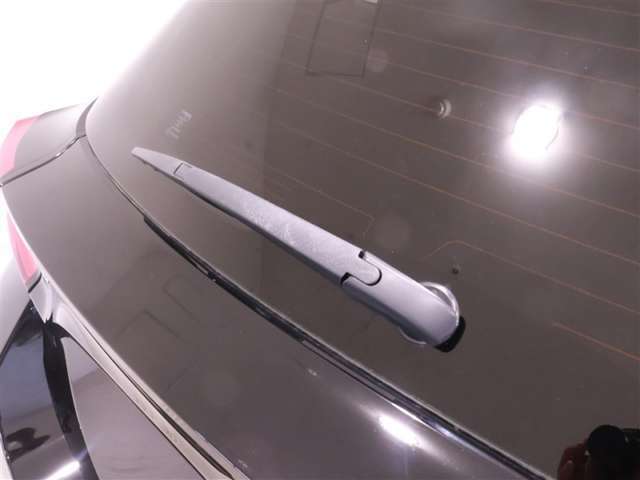 雨天時、後方の視界を見やすくするリヤワイパー。