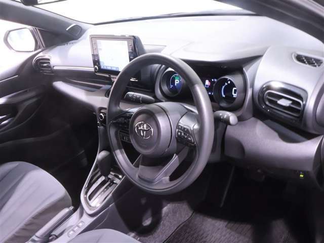 運転席周りは遊びにも通勤にも普段のお買い物にもピッタリ。日々のドライブに居心地のよいレイアウトです。