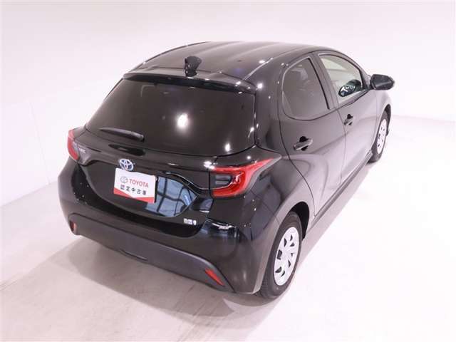 後部座席とリヤはプライバシーガラスになっています。座っている人や置いてある荷物が見えにくくなっているのでプライバシーの確保が出来ます。