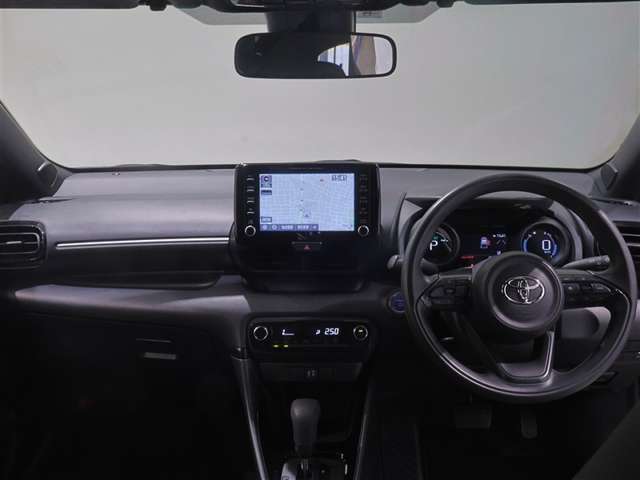 すっきりまとめられた視認性の良いインパネ周り。操作スイッチも使いやすい位置に配置されています。