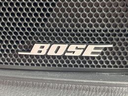 【BOSEサウンドシステム】メーカーオプションの高品位サウンドシステムを搭載。専用のチューニングが施された大小様々なスピーカーから良質なサウンドが奏でられ、臨場感あふれる音響空間を演出します。