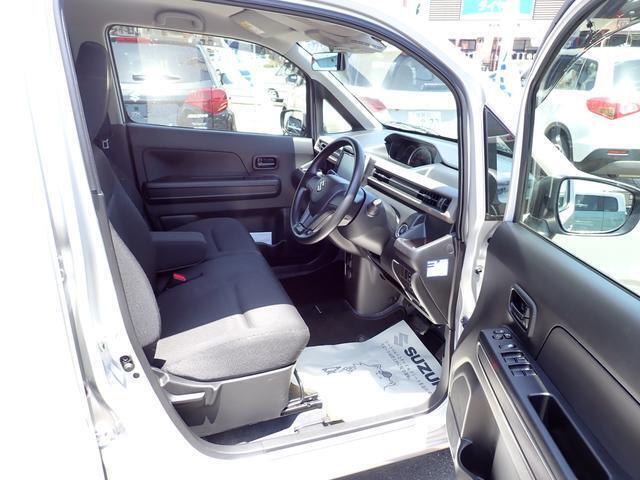 【ベンチシート】フロントベンチシートなので、運転席も助手席も広々！助手席へのウォークスルーも楽々可能です！