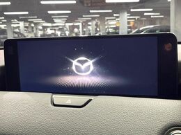 【12.3インチマツダコネクト】車内の雰囲気にマッチした大型ディスプレイ。スマホ接続でのナビ使用やBluetooth再生等、様々な機能が楽しめます。直感的なダイヤル操作が可能で、使い勝手も良好です。