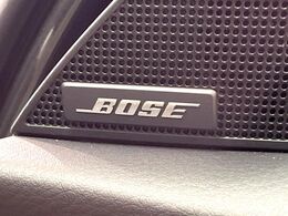 【BOSEサウンドシステム】メーカーオプションの高品位サウンドシステムを搭載。専用のチューニングが施された大小様々なスピーカーから良質なサウンドが奏でられ、臨場感あふれる音響空間を演出します。