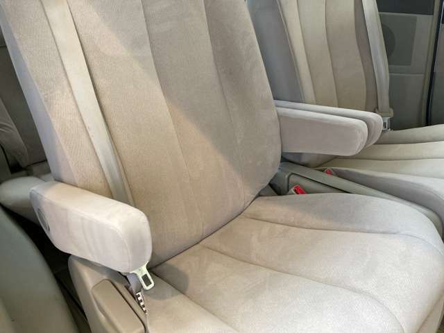 後部座席にも肘置きがついている為、後部座席に乗られている方も快適です。