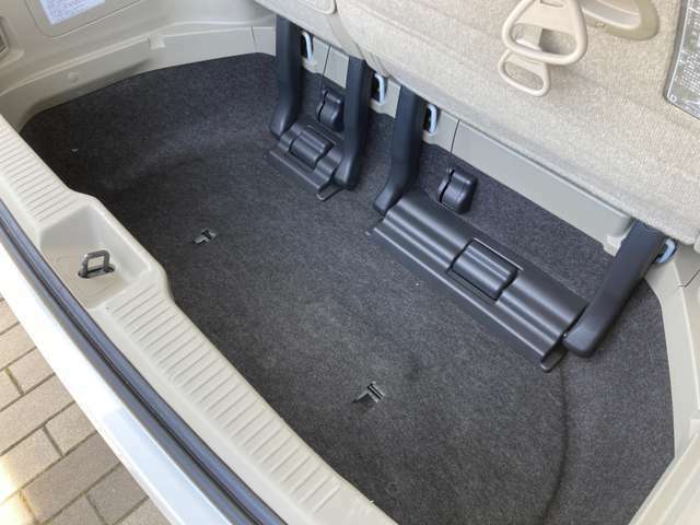 スペアタイヤは付いてません。パンク修理キッドが付いてます。トランクルームの下にも収納スペースがあります！