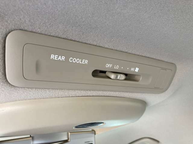 リアエアコンも付いています！クーラー・ヒーターの切り替えが後部座席でできます。