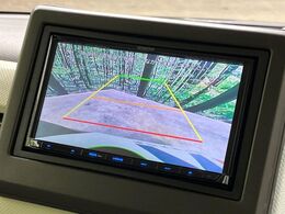 【バックカメラ】駐車時に後方がリアルタイム映像で確認できます。大型商業施設や立体駐車場での駐車時や、夜間のバック時に大活躍！運転スキルに関わらず、今や必須となった装備のひとつです！