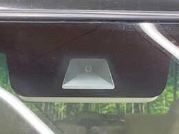 【ホンダセンシング】走行中に前方の車両等を認識し、衝突しそうな時は警報とブレーキで衝突回避と被害軽減をアシスト。より安全にドライブをお楽しみいただけます。