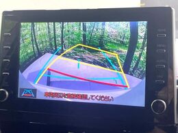 【バックカメラ】駐車時に後方がリアルタイム映像で確認できます。大型商業施設や立体駐車場での駐車時や、夜間のバック時に大活躍！運転スキルに関わらず、今や必須となった装備のひとつです！