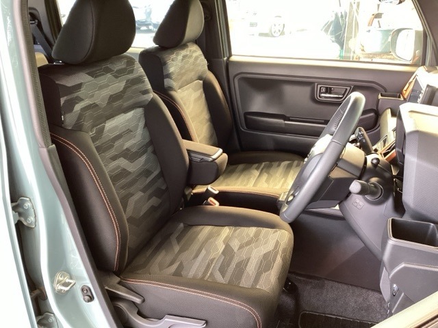 フロントはゆったり座れるセパレートシートです。