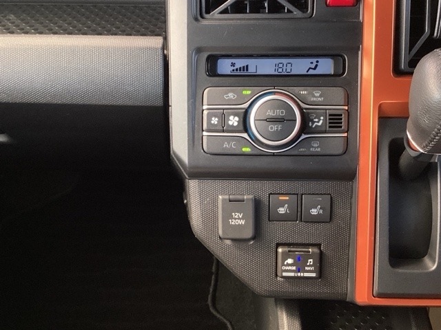 フルオートエアコンは希望の温度設定で風の温度も風量も自動調整で年中快適です。