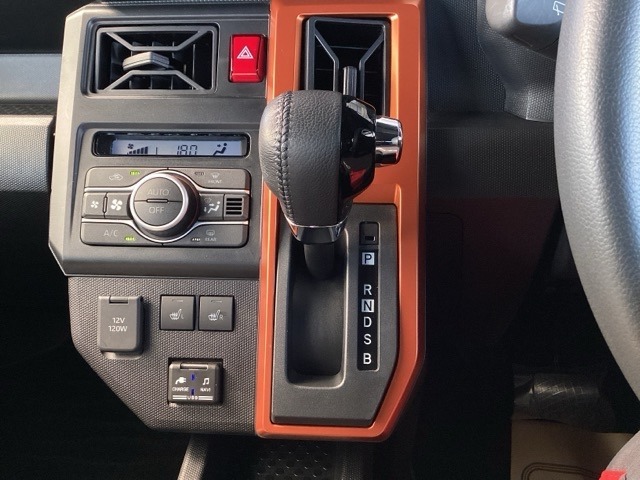 シフトはインパネシフト、パーキングブレーキは電子制御となっています。
