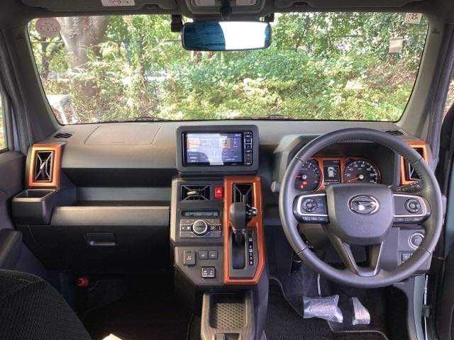 フロントガラスが大きく、ワイドな視界で運転もしやすくなるように、設計されています。