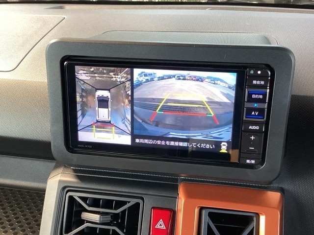 シフトをリバースに入れると、上からの見下ろし画像とバックカメラで安心です。