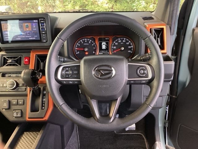 手になじむ感覚のステアリングです。さわり心地、デザイン性、操作性にこだわったアイテムです。