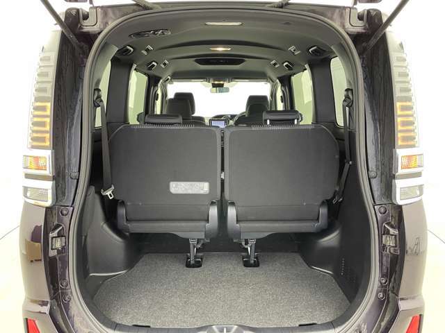 【トランク】積み込みやすくて、たっぷり積める荷室です。シートアレンジできるものは、乗車人数と荷物の量や大きさによってシートを動かすことができるので、より快適なドライブが可能です！
