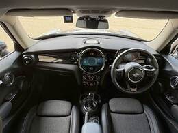 MINIならではのコックピット！！高級感があり、かつシンプルなデザインが飽きがこないとご好評いただいております。スイッチ一つ一つにも「こだわり」とセンスを感じます。