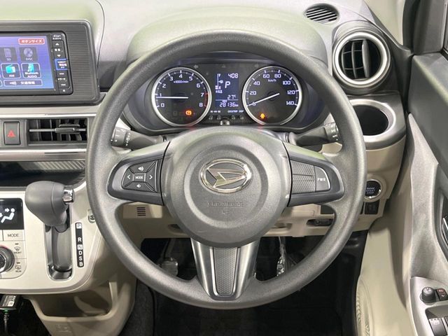 インテリアに合わせたデザインのステアリングは、運転される方のことも考え、運転しやすい形状、大きさです。是非一度、実際に触ってお確かめください。