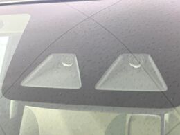【スマートアシスト】走行中に前方の車両等を認識し、衝突しそうな時は警報とブレーキで衝突回避と被害軽減をアシスト。より安全にドライブをお楽しみいただけます。