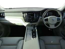 車内は、美しい仕上がりのインテリアが清々しくも落ち着いた雰囲気を醸し出し、独特の居心地のよさを感じさせる、まさにスカンジナビアン・デザインの傑作と呼ぶにふさわしい空間となっています。