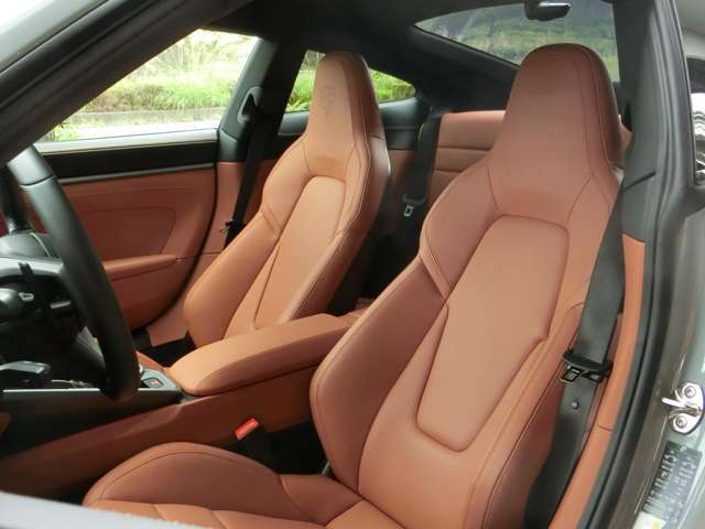 ドライバーを包み込むような低い着座位置がスポーツカーらしさを強調。