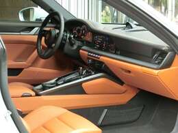 ツートンクラブレザーインテリア（ブラック/クラシックコニャック）　974，000円