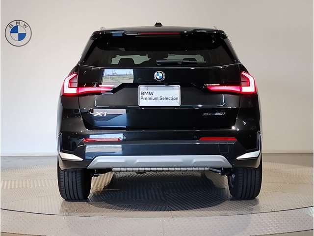 BMWのテールランプはプレスラインへと続く形状のため、統一感のある綺麗なラインを演出しております。