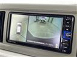 【パノラマモニター】クルマを真上から見下ろした視点で駐車をサポートします！死角からの障害物にいち早く気が付くことができます。