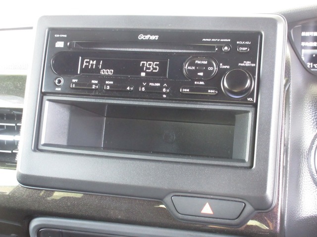 オーディオはホンダ標準CDチューナー（CX-174C）を装着しております。AM/FM、CDがついています。ご休憩の時も楽しくなりますね！