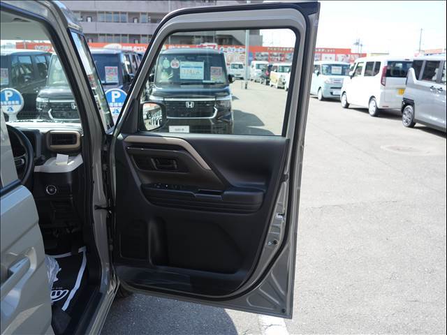 アベカツの納車式☆花束＆ゴールデンキーをもっての記念撮影☆10年に1度と言われるお車の買い替え。忘れられない瞬間をスタッフと主役のお客様で作り上げましょう！！