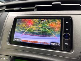 【バックカメラ】駐車時に後方がリアルタイム映像で確認できます。大型商業施設や立体駐車場での駐車時や、夜間のバック時に大活躍！運転スキルに関わらず、今や必須となった装備のひとつです！