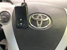 【スマートキー】カバンやポケットに入れたままでもドアの施錠・解錠が可能なスマートキーを装備。エンジンのオン・オフ時もカギを取り出す必要が無いからとっても便利です♪