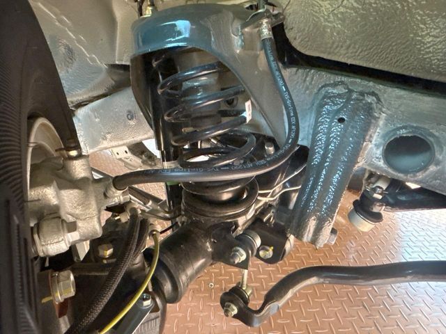お車を安心してお乗りいただく為には、足回りの定期点検が欠かせません。サービスサポート（有償保証）では無料点検もご提供しており、安心のカーライフをお過ごしいただけるサポート体制が整っています。