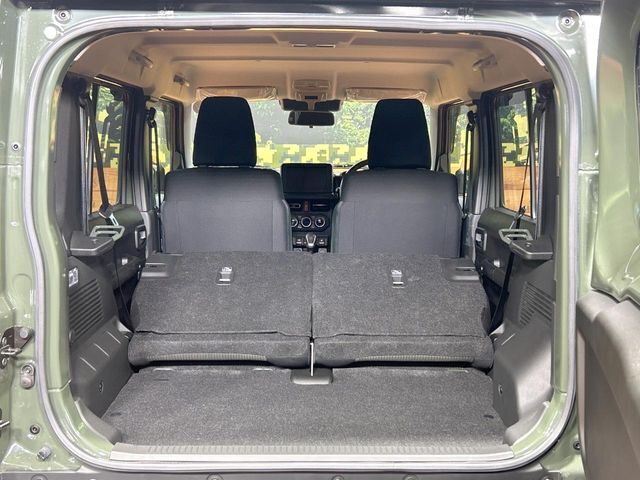 普段のお買い物や通勤、送迎等に十分な荷室スペースを確保しております。セカンドシートを倒すと、大きな荷物の積載も可能です♪