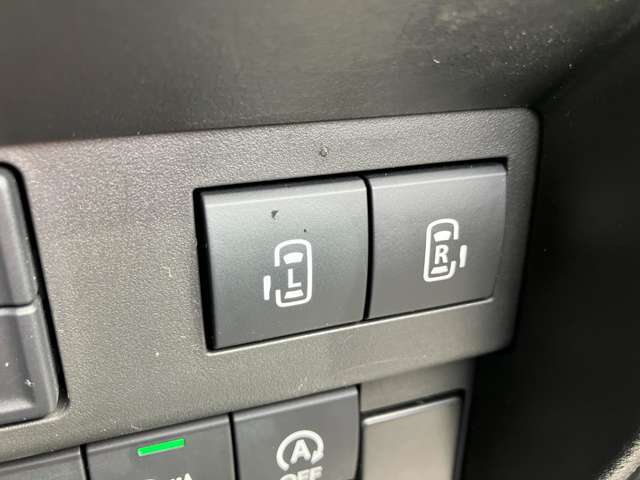 ★両側パワースライドドア★狭い駐車場や壁際などでの乗降りに便利です！操作はワイヤレスリモコン/室内のコントロールスイッチ/ドアハンドルで行えます！挟み込み防止機能付で安心！