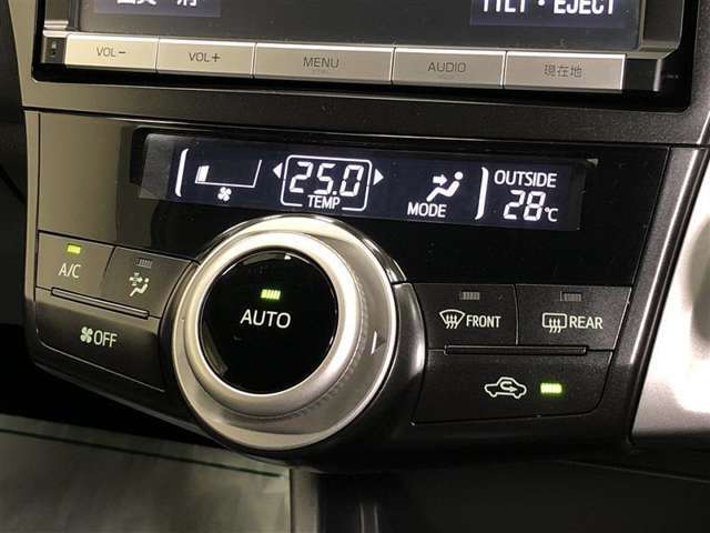 オートエアコンです。温度を設定すれば、あとはクルマにおまかせ！車内を快適に保ってくれます。1つのダイヤルで空調操作が可能！このアイコニックなデザインは、プリウスαの特徴のひとつです！
