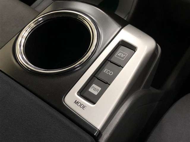 フロントカップホルダー横には、シーンに合わせて3つの走りが選べるモードスイッチが設置されています。