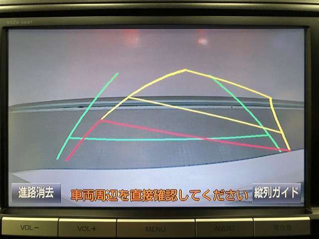 【バックガイドモニター】後方の映像をナビ画面に表示するだけでなく、ステアリング操作に連動して動くガイド線も同時に表示！予想進路の確認をしながら後退できるので便利です！