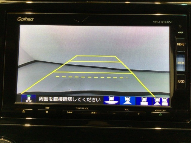 【バックカメラ】運転が苦手な方も車庫入れラクラクです！ギアをリバースに入れれば自動的に切り換わりますので、面倒な操作は不要です♪狭い駐車場もお車を傷つけず安心ですね！