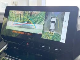 【パノラミックビューモニター】専用のカメラにより、上から見下ろしたような視点で360度クルマの周囲を確認することができます☆死角部分も確認しやすく、狭い場所での切り返しや駐車もスムーズに行えます。