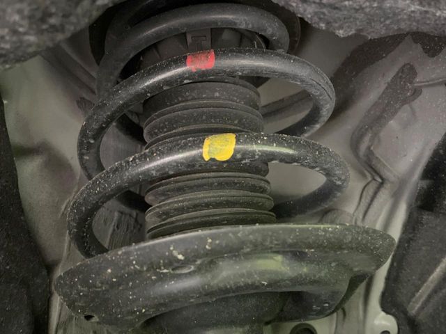 お車を安心してお乗りいただく為には、足回りの定期点検が欠かせません。サービスサポート（有償保証）では無料点検もご提供しており、安心のカーライフをお過ごしいただけるサポート体制が整っています。