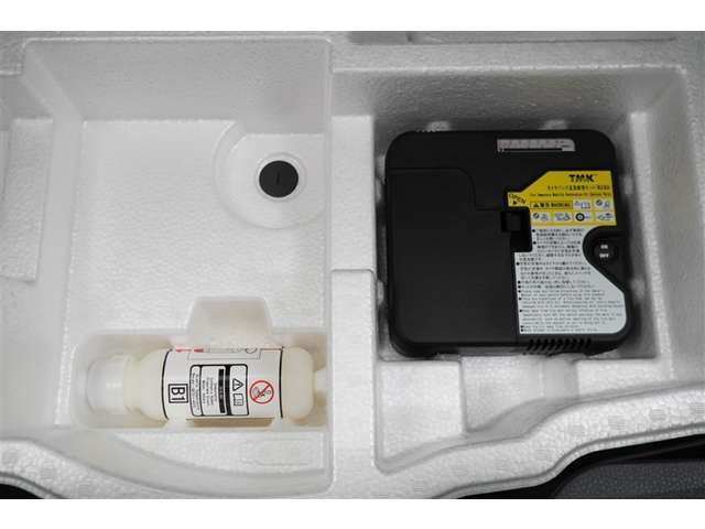 もしもの時のパンク修理キット。空気バルブに薬剤を入れて電動コンプレッサで空気を送り込むだけなので危険な作業や体力が少なくてすみます。ですがあくまで応急処置の為本修理が必要です。